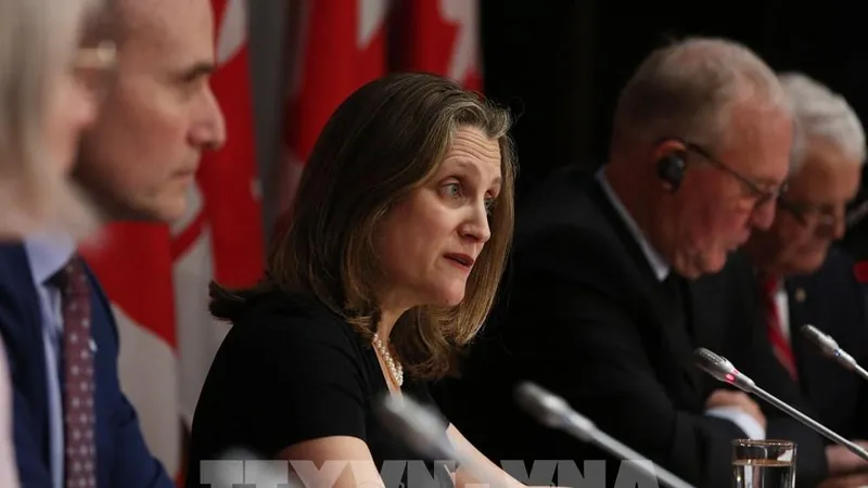 Bà Chrystia Freeland (giữa) phát biểu tại cuộc họp báo ở Ottawa, Canada. Ảnh: AFP/TTXVN