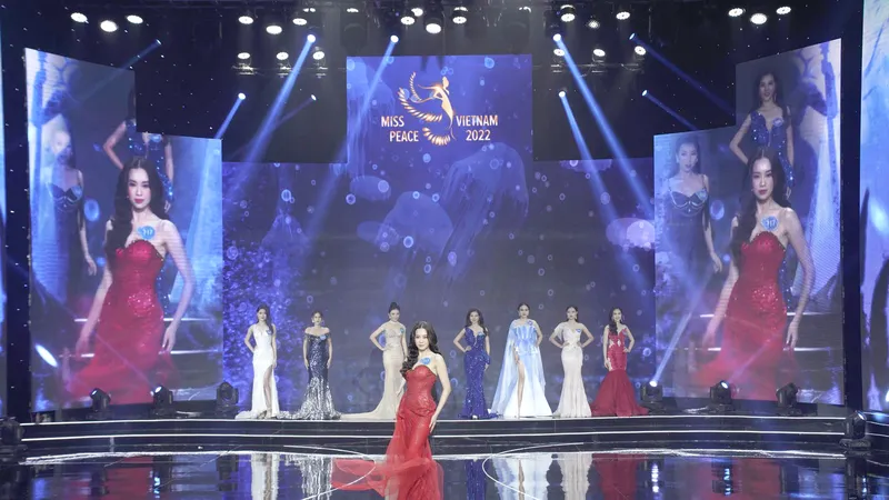 Thi hoa hậu: Ồn ào, khó quản