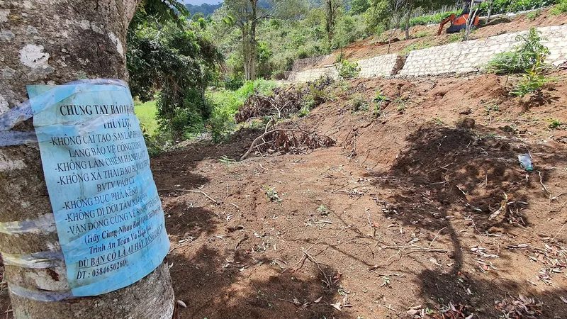 Hồ Próh (thuộc xã Pró, huyện Đơn Dương, tỉnh Lâm Đồng) bị xâm lấn hành lang. Ảnh: ĐOÀN KIÊN