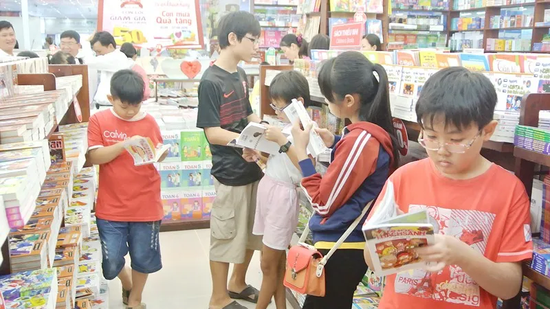 Trưng bày sách nhân kỷ niệm 15 năm Tủ sách Khoa học và Khám phá