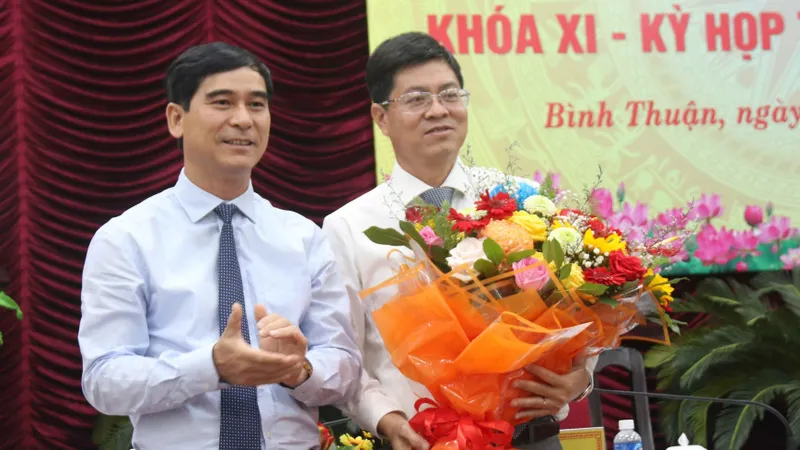 Bí thư Tỉnh ủy Bình Thuận Dương Văn An tặng hoa chúc mừng tân Phó Chủ tịch UBND tỉnh Bình Thuận Nguyễn Hồng Hải (bên phải)