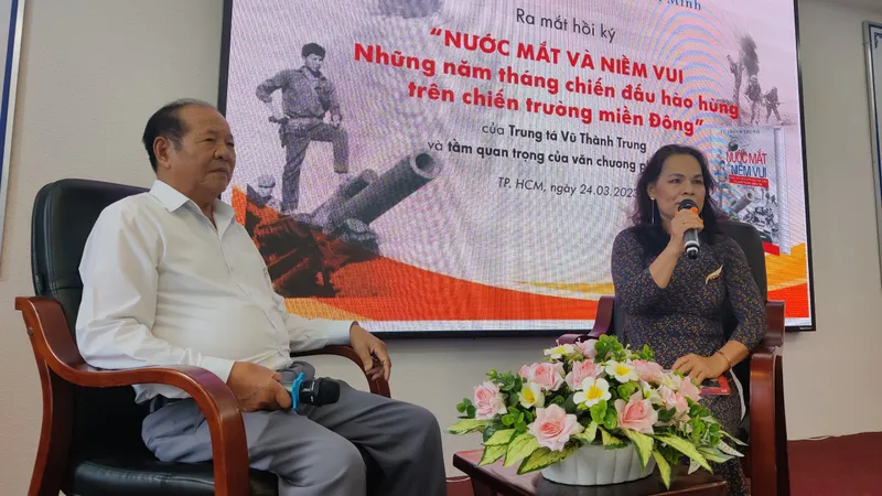 Ra mắt hồi ký “Nước mắt và niềm vui”