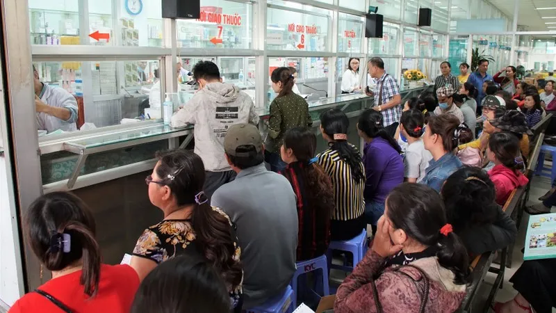 Giải pháp ngăn “làn sóng” cán bộ y tế công lập nghỉ việc, chuyển việc