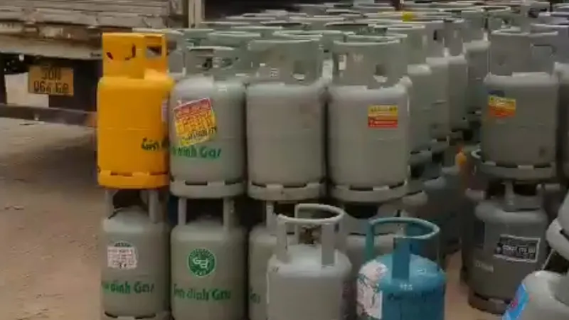 Tạm giữ 26,5 tấn đường cát trôi nổi, gần 1.200 chai gas có dấu hiệu giả mạo
