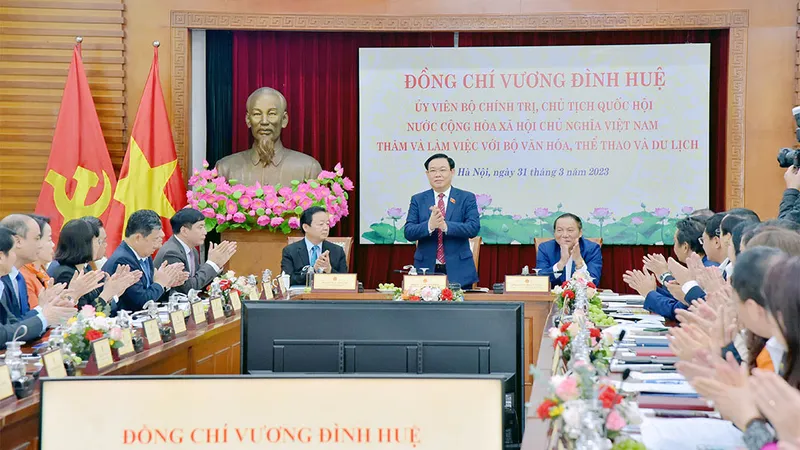Chủ tịch Quốc hội làm việc với Bộ VH-TT-DL: "Phát triển văn hóa ngang tầm chính trị, kinh tế" 