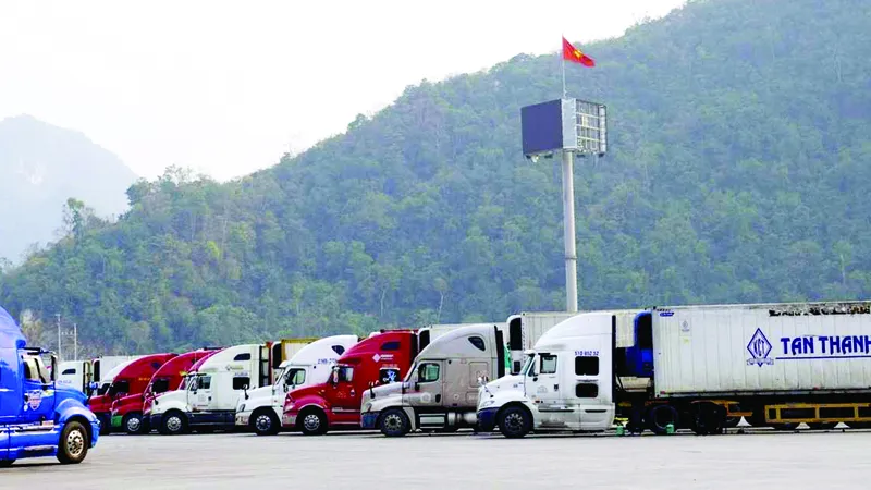 Xe container chở nông sản xuất khẩu chờ làm thủ tục thông quan tại cửa khẩu Hữu Nghị, Lạng Sơn. Ảnh: THU THỦY