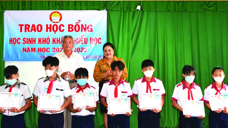 Bà Nguyễn Thu Thủy, Phó Giám đốc đối ngoại Vedan Việt Nam trao học bổng cho các em học sinh tại huyện Nhơn Trạch