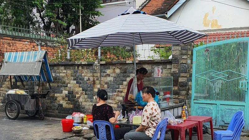 Hẻm bị lấn chiếm
