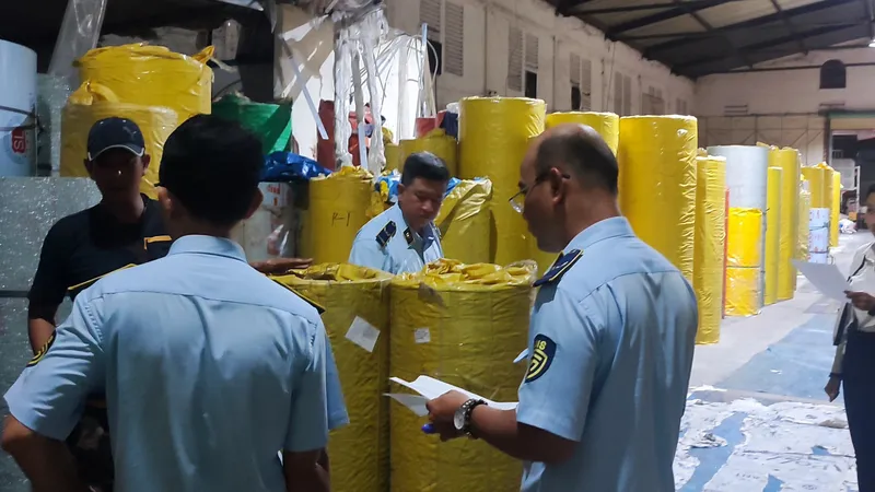 Phát hiện hơn 10.000m² tấm lợp trôi nổi