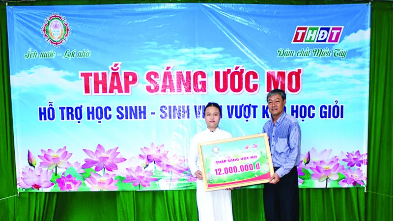 Trao học bổng “Thắp sáng ước mơ” cho học sinh khó khăn tại TP. Sa Đéc