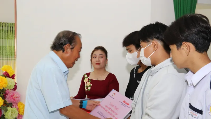 Đồng chí Trương Hòa Bình tặng học bổng cho học sinh đồng bào dân tộc Khmer tại huyện Cần Giờ