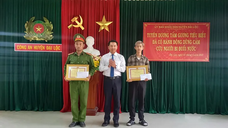 Lãnh đạo huyện Đại Lộc trao giấy khen cho cán bộ công an và nam thanh niên dũng cảm cứu người