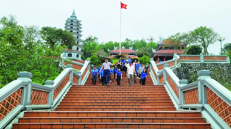 Đền thiêng soi bóng