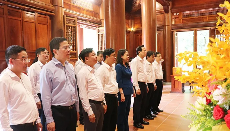 Phó Chủ tịch nước Võ Thị Ánh Xuân và các đại biểu dâng hoa tưởng niệm Chủ tịch Hồ Chí Minh tại Khu di tích quốc gia đặc biệt Kim Liên. Ảnh: Báo Nhân Dân