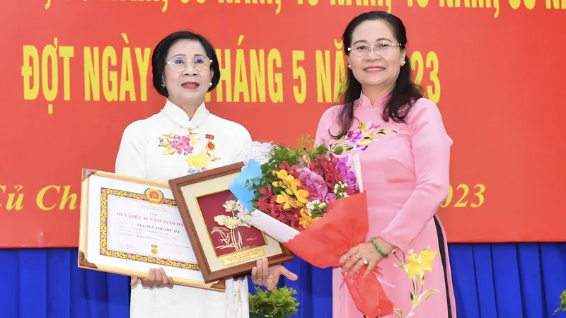 Chủ tịch HĐND TPHCM Nguyễn Thị Lệ trao Huy hiệu Đảng tại huyện Củ Chi