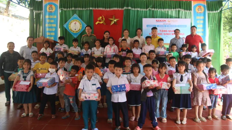 Báo SGGP trao quà hỗ trợ học sinh khó khăn ở miền núi Quảng Nam