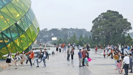 Lợi bất cập hại từ du lịch “ăn xổi”