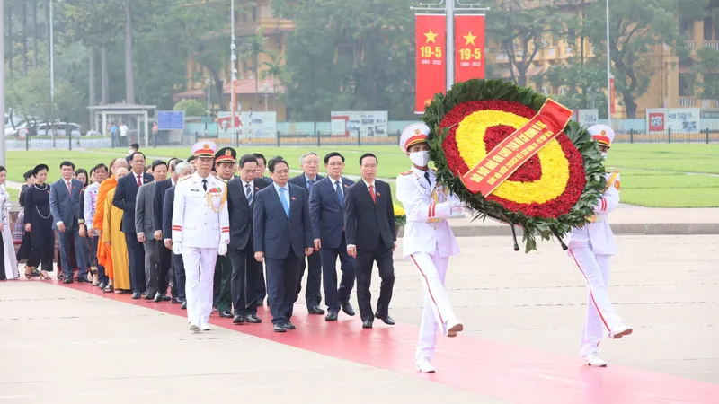 Đại biểu Quốc hội vào Lăng viếng Chủ tịch Hồ Chí Minh trước giờ khai mạc Quốc hội