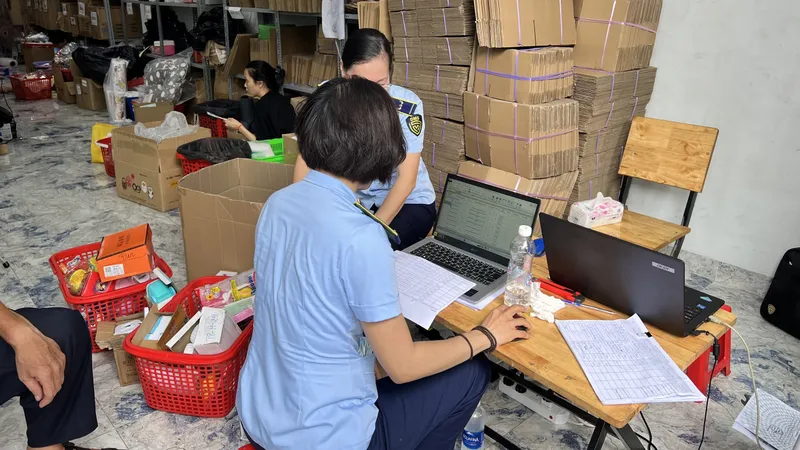 Phát hiện hàng ngàn kính bơi, áo mưa, đồ chơi trẻ em trôi nổi