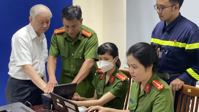 Lực lượng chức năng cấp mới, đổi CCCD gắn chip; tạo lập tài khoản định danh điện tử mức độ 2... cho người dân 