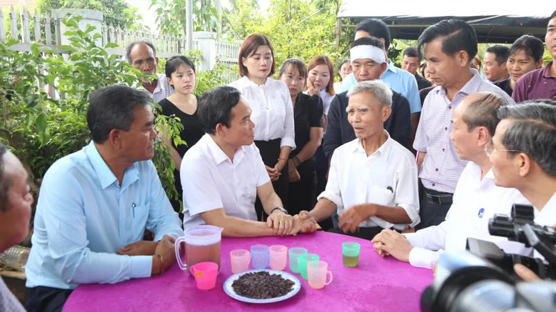 Phó Thủ tướng Trần Lưu Quang thăm hỏi nạn nhân trong vụ tấn công 2 trụ sở UBND xã ở tỉnh Đắk Lắk