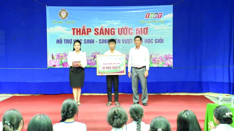 Ông Nguyễn Dương Thảo - Trưởng phòng Kế hoạch - Đầu tư Công ty TNHH MTV Xổ số kiến thiết Đồng Tháp đại diện nhà tài trợ trao học bổng “Thắp sáng ước mơ”