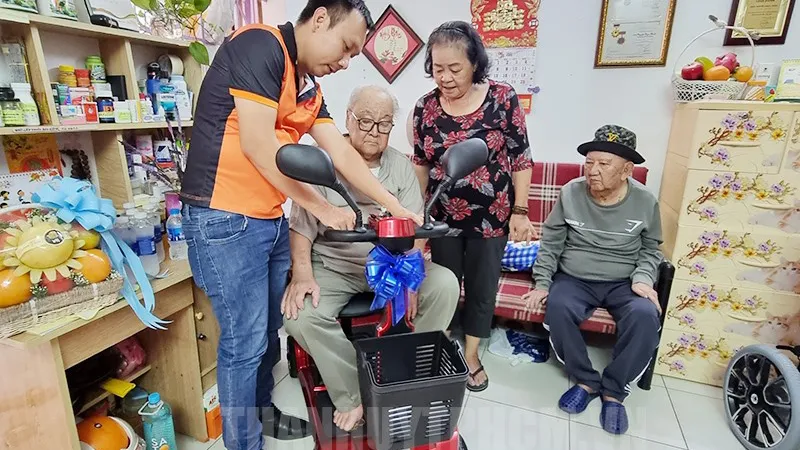 Trao tặng xe điện cho nghệ sĩ nghèo, bệnh tật