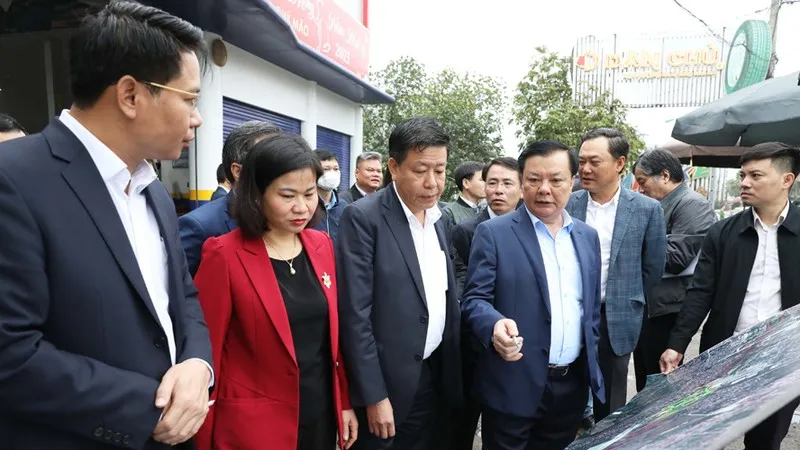 Lãnh đạo TP Hà Nội kiểm tra công tác giải phóng mặt bằng dự án đường Vành đai 4 - Vùng Thủ đô tại quận Hà Đông. Ảnh: Báo Nhân Dân