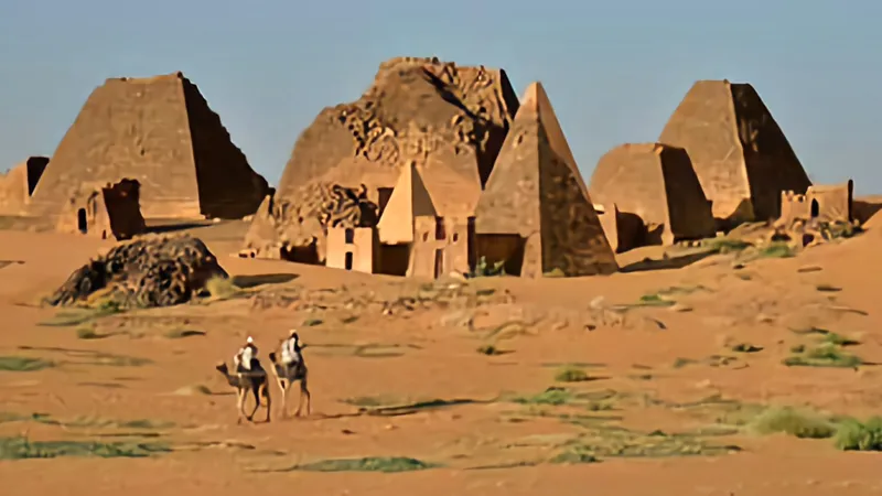Một trong nhiều kim tự tháp ở Sudan