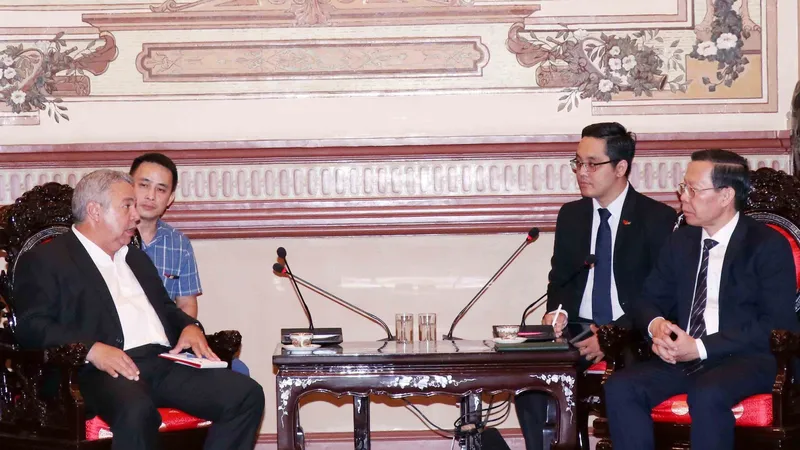 Chủ tịch UBND TPHCM Phan Văn Mãi tiếp ông Ulises Guilarte De Nacimiento