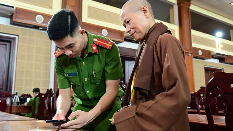 Tăng ni sinh Học viện Phật giáo Việt Nam tham gia kích hoạt tài khoản định danh điện tử