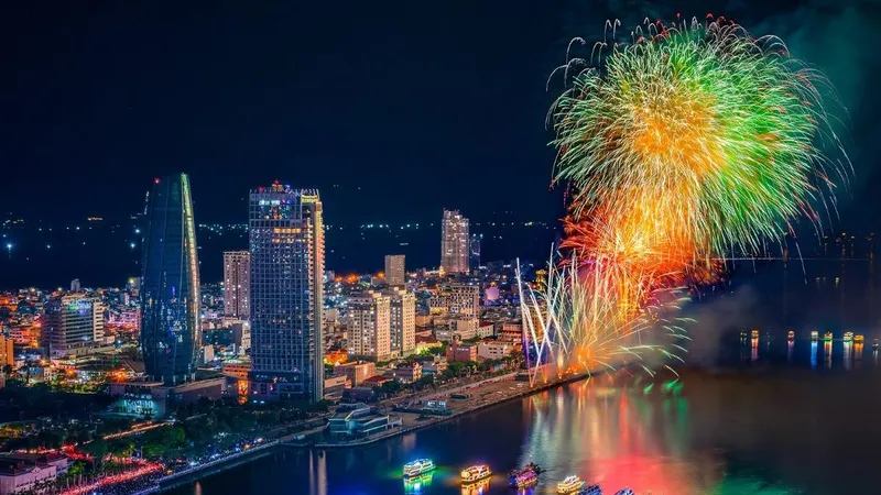 “Thủ phủ pháo hoa” Đà Nẵng lung linh trong đêm