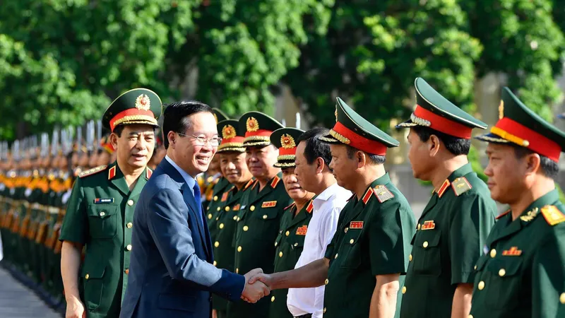 Chủ tịch nước Võ Văn Thưởng thăm hỏi cán bộ, chiến sĩ Bộ Tư lệnh Quân khu 2, ngày 13-7. Ảnh: VIẾT CHUNG