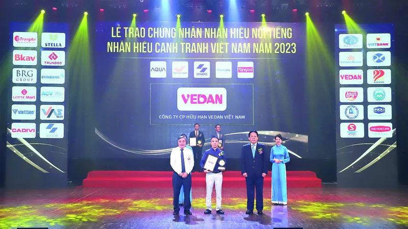 Đại diện Công ty Vedan Việt Nam nhận chứng nhận từ ban tổ chức