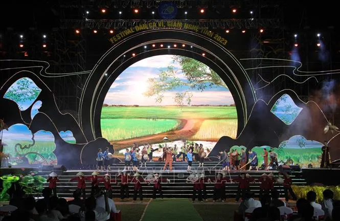 Các tiết mục ví, giặm đặc sắc được biểu diễn tại đêm khai mạc Festival dân ca ví, giặm Nghệ Tĩnh 2023. Ảnh: TTXVN