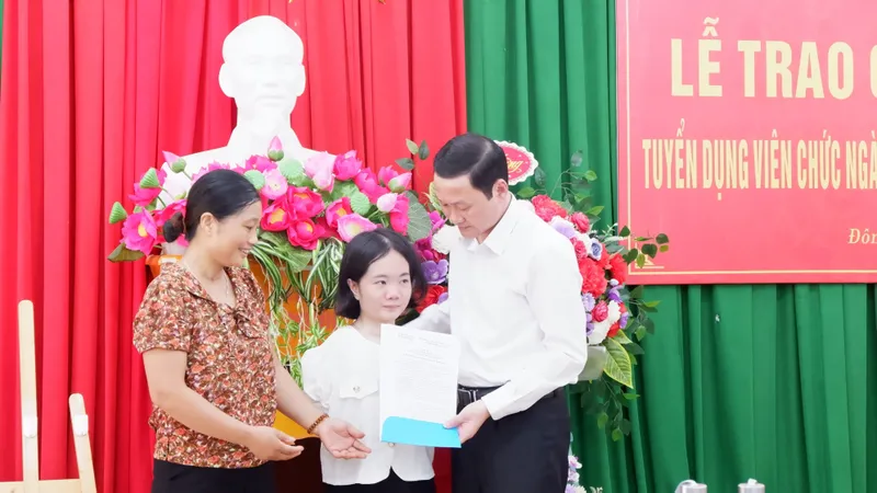 Chủ tịch UBND tỉnh Thanh Hóa Đỗ Minh Tuấn trao quyết định tuyển dụng cho Lê Thị Thắm