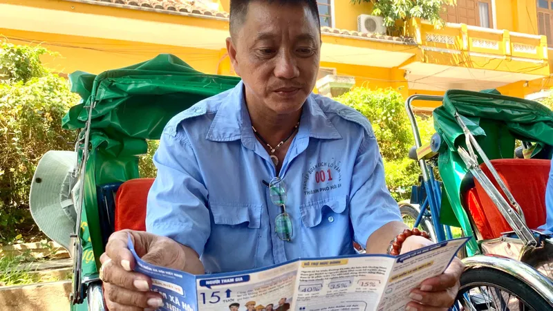 Nhiều người làm nghề đạp xích lô muốn tham gia bảo hiểm xã hội để có lương hưu