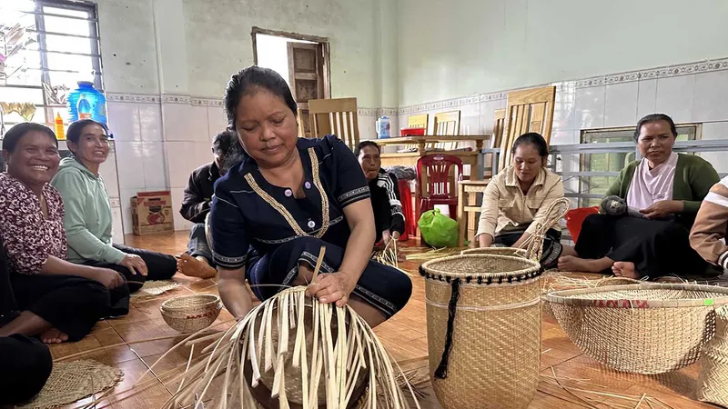 Người đồng bào giữ lửa nghề truyền thống