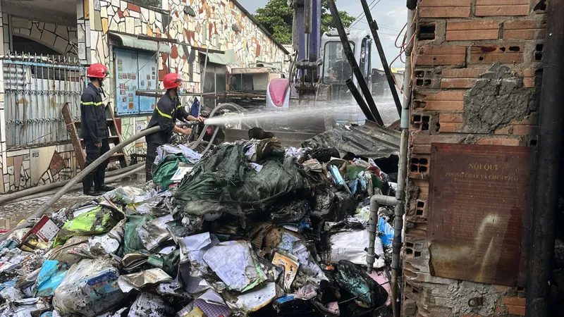 Cháy cơ sở phế liệu ở TP Dĩ An, Bình Dương