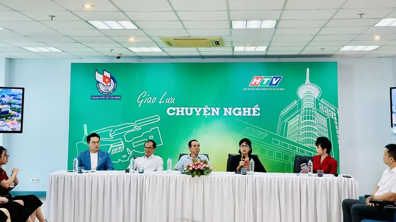Các nhà báo, nhà văn, biên tập viên của các cơ quan báo chí giao lưu cùng các sinh viên 