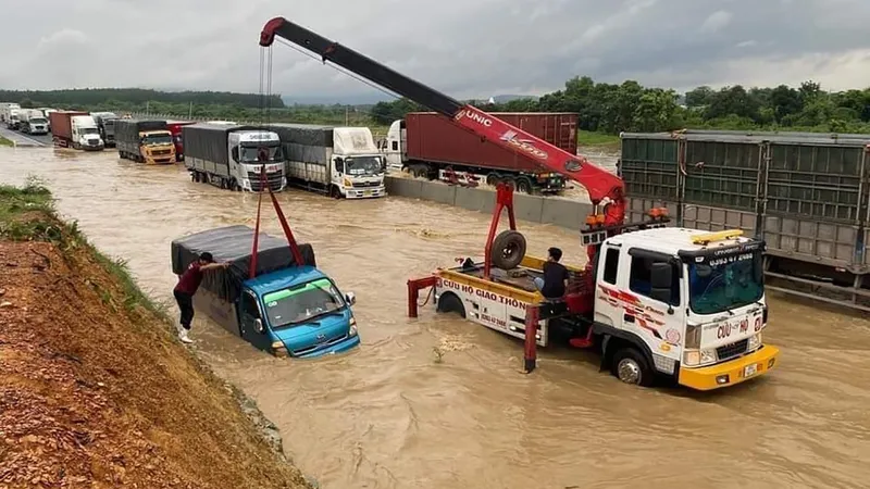 Đường cao tốc Phan Thiết - Dầu Giây bị ngập ngày 29-7. Ảnh: NGUYỄN TIẾN