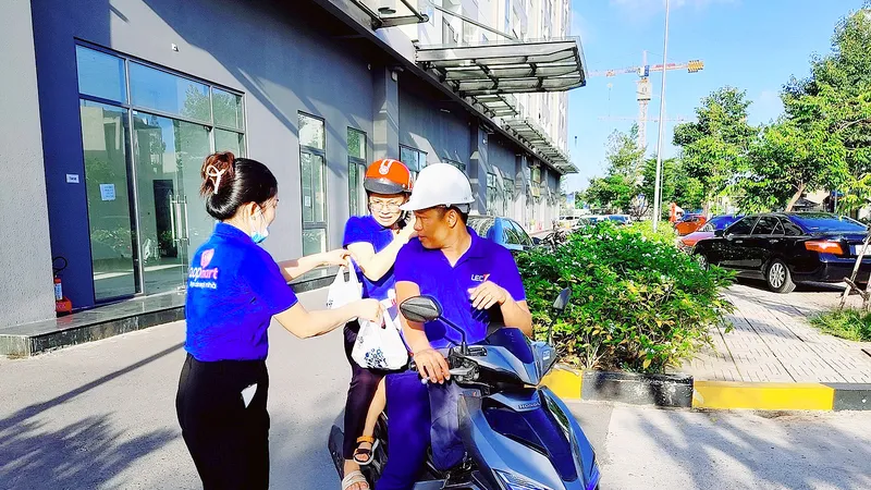 Nhân viên Co.opmart trao suất ăn 0 đồng tặng khách hàng 