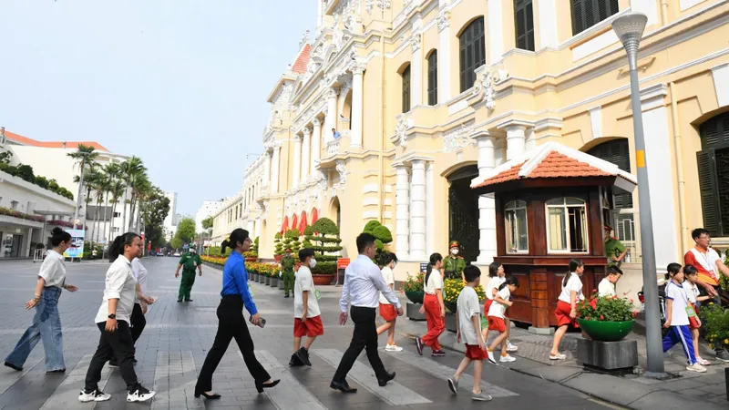 Trụ sở HĐND - UBND TPHCM đón khách tham quan dịp lễ Quốc khánh