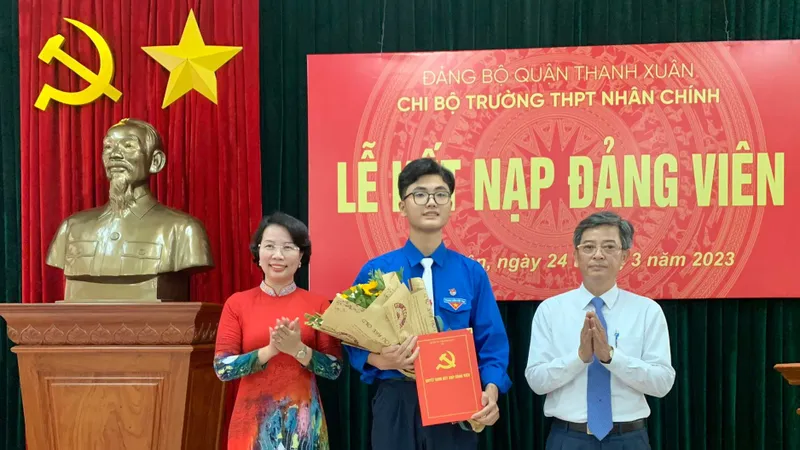 Lựa chọn học sinh THPT để kết nạp Đảng, cần tránh "bệnh hình thức"