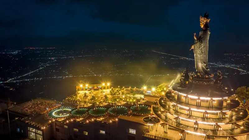 Toàn cảnh núi Bà Đen trong đêm