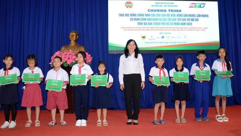 Các em học sinh nhận học bổng Lương Định Của