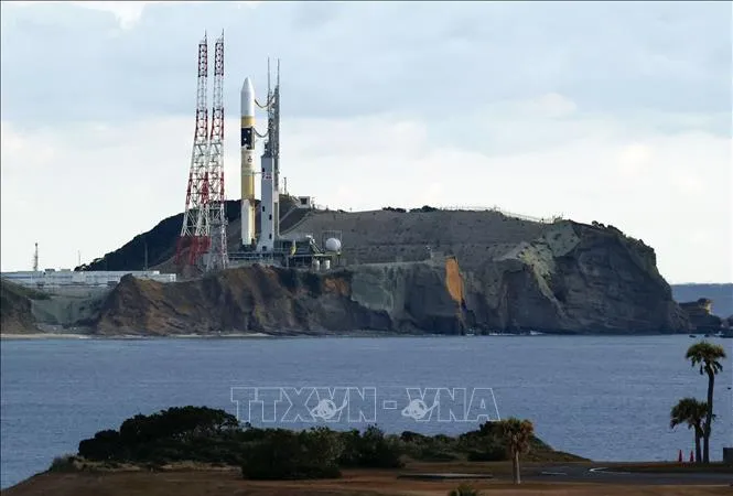 Tên lửa đẩy H2A được đặt trên bệ phóng tại Trung tâm vũ trụ Tanegashima ở tỉnh Kagoshima, Nhật Bản, ngày 26-1-2023. Ảnh: Kyodo/TTXVN
