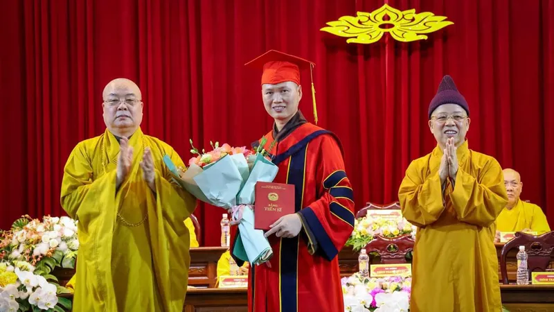 Học viện Phật giáo Việt Nam lần đầu tiên trao bằng tiến sĩ Phật học
