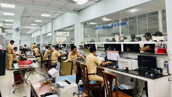 Mỗi ngày có hơn 1.000 chủ ô tô làm thủ tục định danh biển số