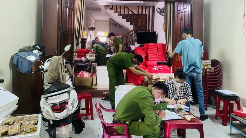 Thời điểm kiểm tra, cơ sở này đang chuẩn bị đóng bánh Trung thu vào từng hộp. Ảnh: XUÂN QUỲNH 